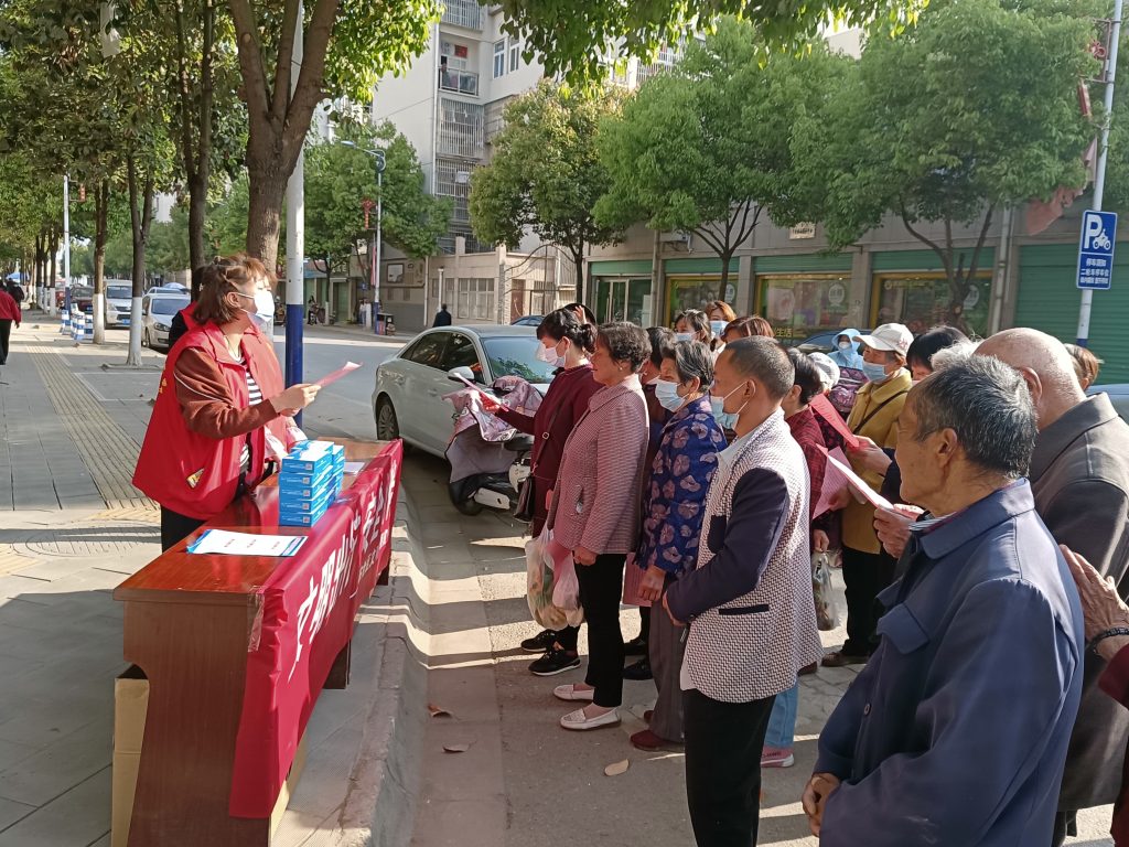 城固縣蓮花街道辦城東社區(qū)開展“文明出行 安全相伴”志愿活動插圖1