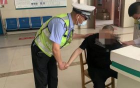 小車(chē)駕駛員突發(fā)心臟病 漢中交警一路疾馳緊急送醫(yī)縮略圖