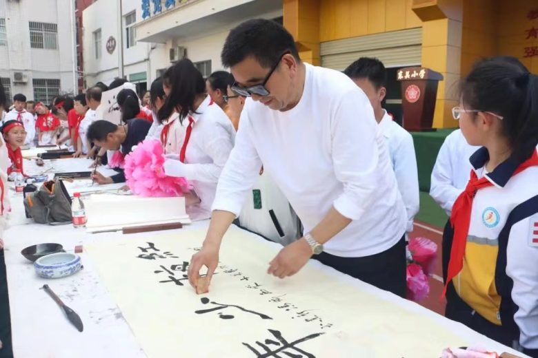 西鄉(xiāng)縣東關(guān)小學(xué)隆重舉行第八屆“紅梅杯”校園讀書(shū)節(jié)系列活動(dòng)插圖1