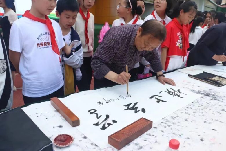 西鄉(xiāng)縣東關(guān)小學(xué)隆重舉行第八屆“紅梅杯”校園讀書(shū)節(jié)系列活動(dòng)插圖2