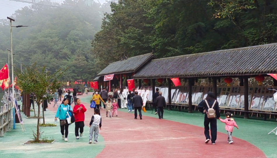 國興愛夢源杯第一屆飲水思源話漢江旅游文化藝術博覽會暨全國第21屆旅游門券藝術收藏巡回展活動在漢江源景區(qū)成功啟動