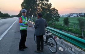 太危險(xiǎn)！行人騎自行車上高速，交警及時(shí)勸離縮略圖