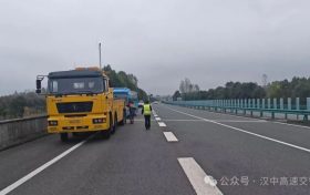 客車故障困高速 漢中高速交警安全轉移27名乘客縮略圖